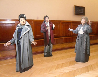 В фойе Тверского театра драмы появились уникальные ростовые фигуры