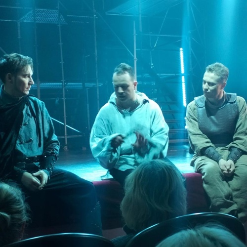 Похороните его за плинтусом. «Гамлет» на тверской сцене