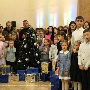 Виталий Королев на первой Губернаторской елке в Тверском драмтеатре поздравил с наступающими праздниками юных жителей Верхневолжья