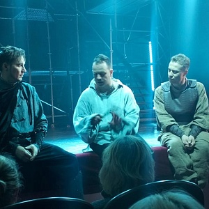 Похороните его за плинтусом. «Гамлет» на тверской сцене