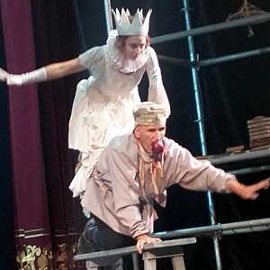 Похороните его за плинтусом. «Гамлет» на тверской сцене